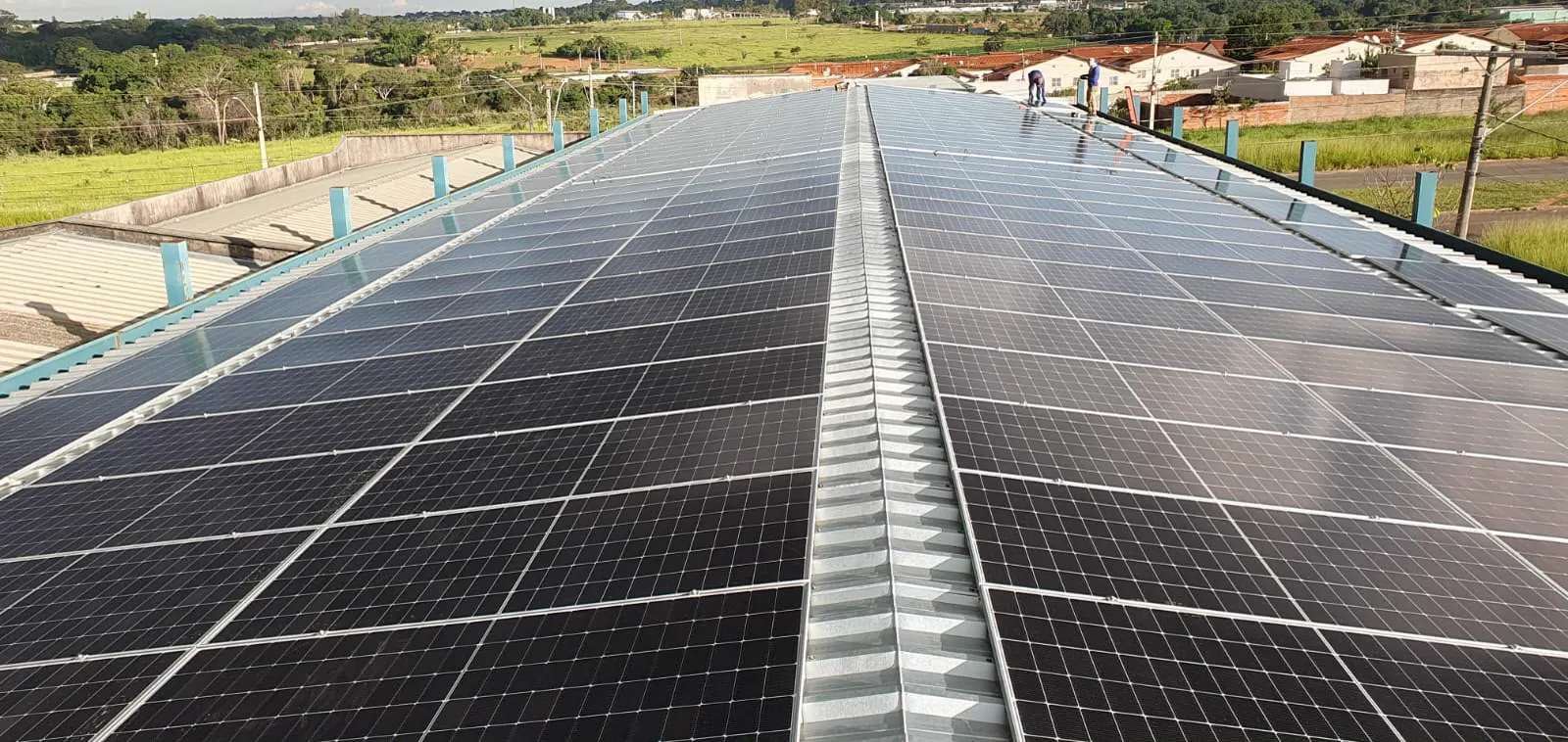Usina solar comercial instalada pela Visão Solar em telhado metálico, em Goiás