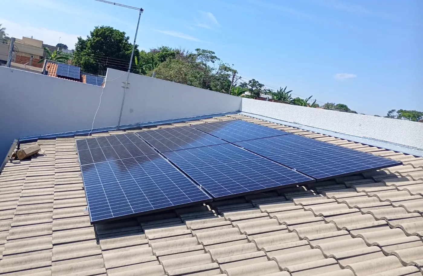 Sistema solar residencial com 5 placas em telhado de cerâmica