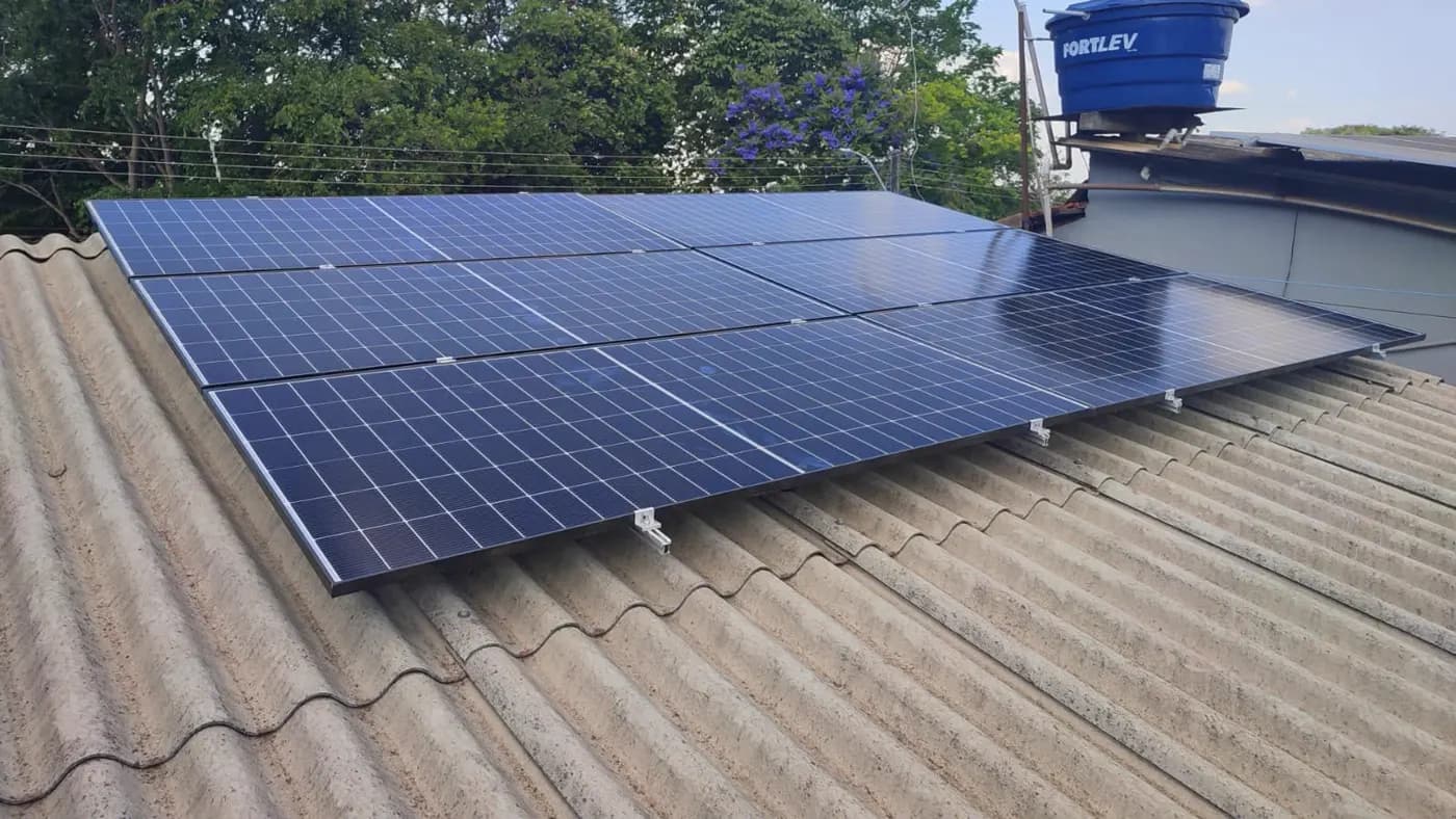 Sistema solar residencial com 6 placas em telhado de fibrocimento